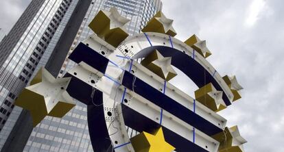 Vista de la escultura del euro durante su proceso de renovación frente a la antigua sede del Banco Central Europeo (BCE) en Fráncfort, Alemania.
