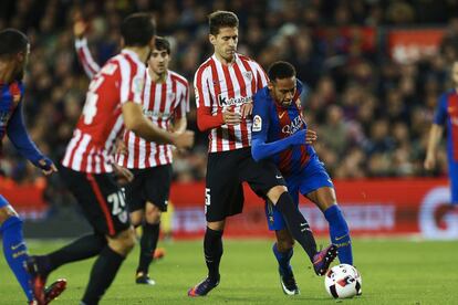 Neymar disputa un balón con el defensa del Athletic Club de Bilbao Enric Saborit durante el partido de vuelta de octavos de final de la Copa del Rey.