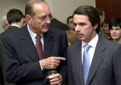 Jacques Chirac y José María Aznar charlan en un momento de la cumbre extraordinaria de la UE.