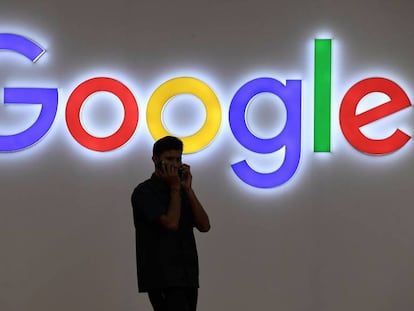 Homem diante de um logo do Google: buscador completa 19 anos.