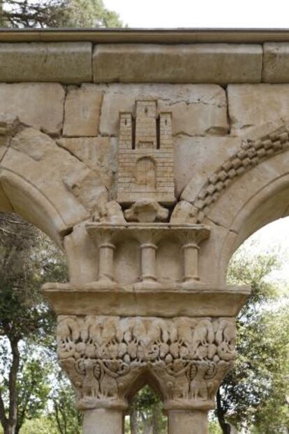 Detalle del castillo de rey Alfonso VIII (1155-1214) representado en una de las arcadas del claustro.