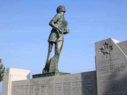 Monumento homenaje a Terry Fox, junto a la carretera Transcanadiense, en Thunder Bay