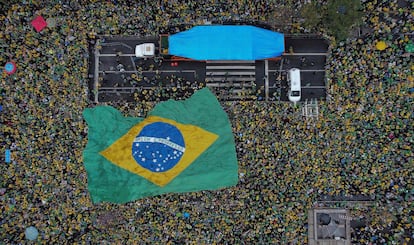 Partidarios del presidente Jair Bolsonaro exhiben una bandera nacional durante el 200 aniversario de la independencia de Brasil.