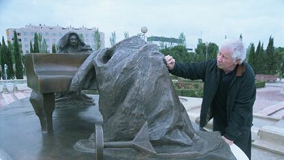 El escultor Ilya Kabakov el 24 de abril de 2003 en Alcobendas (Madrid), con su escultura en bronce 'Rosenthal: pianista y musa'.