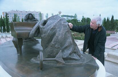 El escultor Ilya Kabakov el 24 de abril de 2003 en Alcobendas (Madrid), con su escultura en bronce 'Rosenthal: pianista y musa'.