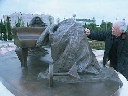 El escultor Ilya Kabakov el 24 de abril de 2003 en Alcobendas (Madrid), con su escultura en bronce 'Rosenthal: pianista y musa'.