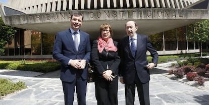 Tomás Gómez, Maru Menéndez y Alfredo Pérez Rubalcaba el lunes por la mañana delante del Tribunal Constitucional.