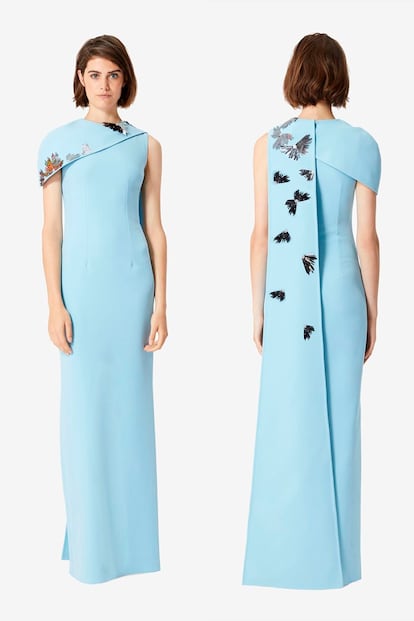 Vestido azul con capa bordada. (1689 euros).