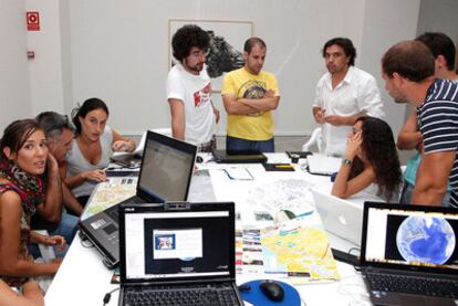 Coordinadores de los talleres y participantes en una de las sesiones celebradas en L'Alfàs del Pi.