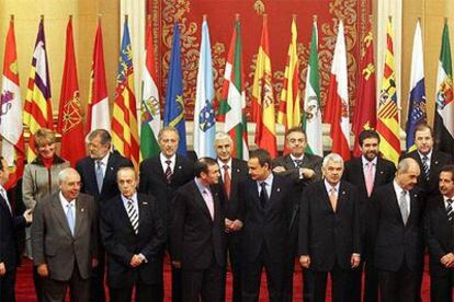 Imagen de la conferencia de presidentes de comunidades autónomas realizada en octubre de 2004 en el Senado a propuesta del jefe del Gobierno, José Luis Rodríguez Zapatero.