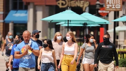 Visitantes com máscaras na Disney Springs, em Orlando, que abriu parcialmente suas instalações.