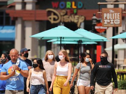 Visitantes com máscaras na Disney Springs, em Orlando, que abriu parcialmente suas instalações.