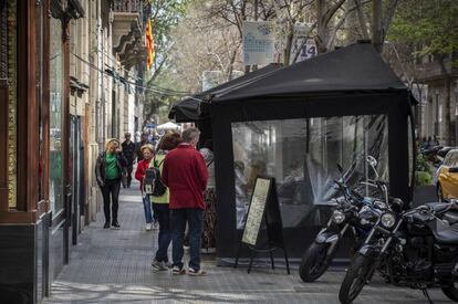 La terrassa d'un bar del carrer Diputació de Barcelona dificulta el pas dels vianants.