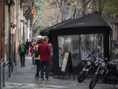 La terrassa d'un bar del carrer Diputació de Barcelona dificulta el pas dels vianants.