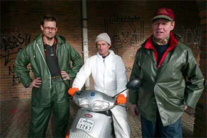 De izquierda a derecha, HjalmarJerkskog (Noruega), Arturo Martínez (Chile) y Werner Raschbacher (Alemania), trabajadores voluntarios en la limpieza del chapapote.