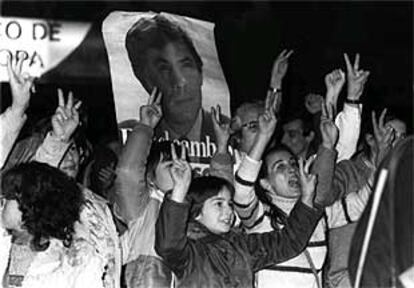 Victoria electoral del PSOE en 1982. Simpatizantes socialistas celebran el triunfo con una cartel de Felipe González.