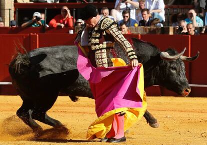 Octavio Chacón, ayer en el quite por chicuelinas a su primer toro.