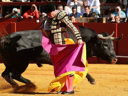 Octavio Chacón, ayer en el quite por chicuelinas a su primer toro.