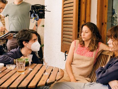 Jonás Trueba, a la izquierda, con Irene Escolar e Itsaso Arana, en el rodaje de 'Tenéis que venir a verla'.