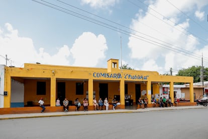 Personas esperan en la sombra al exterior de la comisaria de Chablekal, el 24 ed agosto.