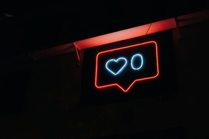 Un cartel luminoso con el símbolo de 'me gusta' de Instagram.