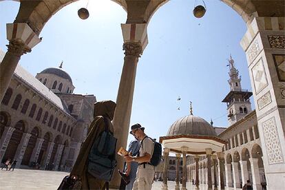 El enorme patio de la mezquita de los Omeyas, construida en el año 705, fue modelo para muchos de los templos musulmanes de la época.