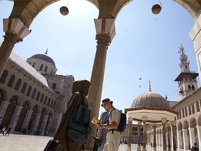 El enorme patio de la mezquita de los Omeyas, construida en el año 705, fue modelo para muchos de los templos musulmanes de la época.