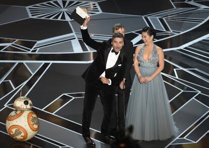 BB-8, Oscar Isaacs, Mark Hamill y Kelly Marie Tran presentan las películas candidatas al Oscar a mejor película de animación.