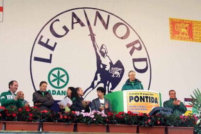 Umberto Bossi se dirige a los simpatizantes de la Liga Norte en un mitin en Pontida.
