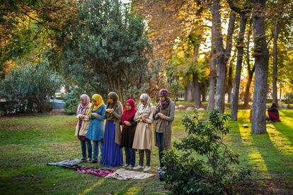 Jóvenes musulmanas rezando en el Parque de El Retiro de Madrid. Pertenecen a la Asociación de Chicas Musulmanas de España (Achime) fundada en el 2012 para fomentar la identidad hispano-musulmana y el diálogo interreligioso.
