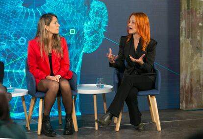 María Rodrigo Yanguas, doctora en Psicología y divulgadora de ajedrez (izquierda); y Sara García, investigadora del CNIO y miembro de la Reserva de Astronautas de la ESA.