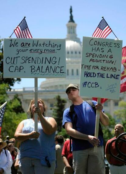 Decenas de manifestantes en apoyo al Tea Party en Washington