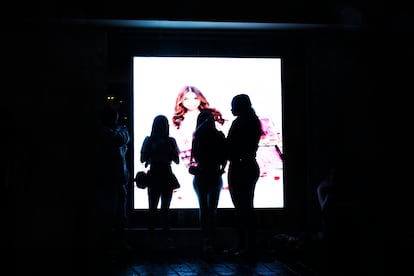 A group of women on their phones in Parque Lleras.