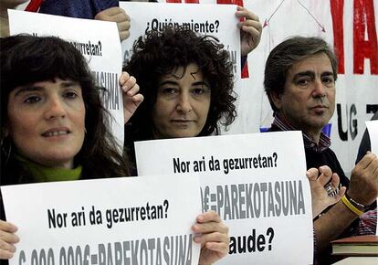 Elena Pérez, portavoz de los huelgistas (en el centro), entre la repreentante de LAB, Loreto Calvo, y el de ELA, José Luis Fradejas, durante la rueda de prensa de ayer.