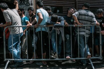 Cruz Roja distribuye a diario alrededor de 1.500 comidas y cenas. En el campamento extraoficial de Bihać se forma una cola mientras la organización humanitaria reparte ropa. Los emigrantes del campo se encuentran al final de su viaje, están débiles, y carecen de lo más básico. Desde el primer momento, la ayuda ha estado coordinada exclusivamente por voluntarios, ya que el Gobierno está dividido.