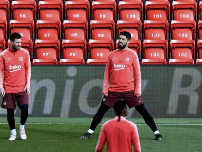 Messi e Suárez, que marcaram no Camp Nou, fazem treinamento em Anfield Road.