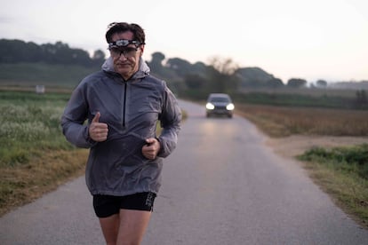 Illa sale a correr a primera hora de la mañana en La Roca del Vallès.