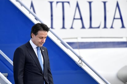 Giuseppe Conte, primer ministro italiano, desciende por las escaleras del avión que le ha llevado a Biarritz, este sábado.
