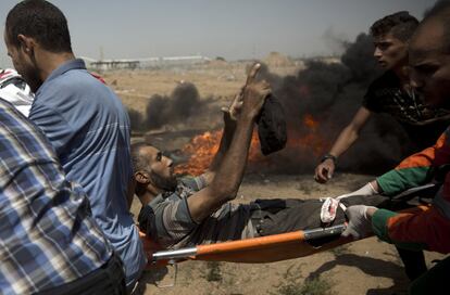 Un palestino herido por las tropas israelíes durante la represión contra las protestas convocadas en la frontera de Gaza.