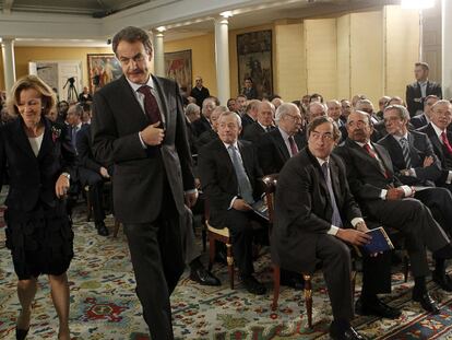 El presidente y la vicepresidenta segunda presentan el informe económico en enero pasado.