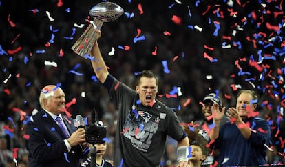 Brady levanta el trofeo tras ganar la Super Bowl.