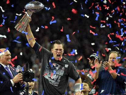 Brady levanta el trofeo tras ganar la Super Bowl.