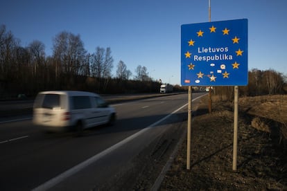 Lituania es parte de la OTAN, de la UE y también del espacio de libre circulación de personas Schengen. En la imagen, la frontera entre Polonia y Lituania, donde no hay separación física, ni controles ni vallas, en contraposición a la frontera con Kaliningrado (Rusia).