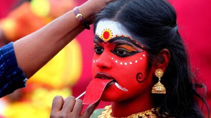 Estudiantes de la unión territorial de Pondicherry, vestidas con el traje tradicional, participan en la sesión inaugural del Balrang Festival 2017 en Bhopal (India).
