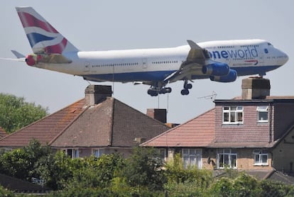 Un avión aterriza en el aeropuerto de Heathrow, en Londres.