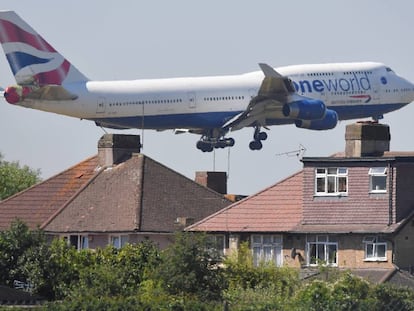 Un avión aterriza en el aeropuerto de Heathrow, en Londres.
 