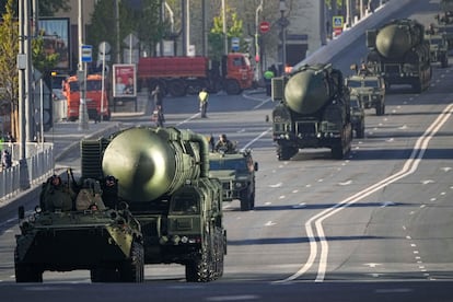 Una columna de misiles balísticos rusos RS-24 Yars se dirigen a la plaza Roja de Moscú para el desfile.