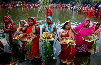 EPA261. BANGALORE (INDIA), 26/10/2017.- Cientos de devotos hindúes participan en una ofrenda durante Chhat Puja en Bangalore (India) hoy, 26 de octubre de 2017. Millones de personas de diversas partes del país se congregan en las orillas de ríos y lagos para hacer una ofrenda al dios solar. EFE/ Jagadeesh Nv