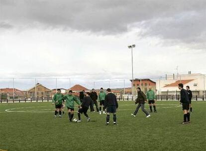 Los jugadores del Tedeón, de Tercera división, esperan a los del Logroñés, que no se han presentado.