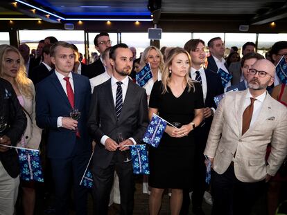 Varios altos cargos de Demócratas Suecos seguían el escrutinio de las elecciones europeas, el domingo en un restaurante de Estocolmo.